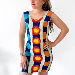 Jams World Surf Line Klänning Storlek S/M Vintage Hawaii Print - - Tyg: 100% rayon - elastisk - lättvikt - Kramar om midjan    Storlek: Passar S/M - Har 9 på taggen (se mått)  Mått - Ligg platt  Armhåla till armhåla - 41 cm Klänningens längd från axelsömmen - 82,5 cm Midja - 37 cm höfter - 41cm  utmärkt skick inga defe