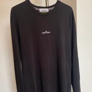 Stone Island long sleeve - Stone Island long sleeve i storlek M.  Använt skick. Crackings i trycket på ryggen. Trycket på ryggen är i 3M vilket betyder att den är reflektiv.