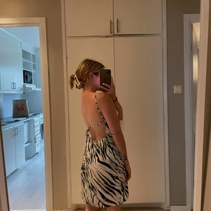  shein klänning - Superfin klänning med öppen rygg som går att ”knyta” på olika sätt i ryggen. Storlek S men passar även XS.  Köpt för 139kr