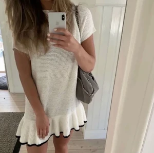 SÖKER  - Söker denna fina klänningen, hör gärna av dig om du kan tänka dig att sälja den 💗💗💗