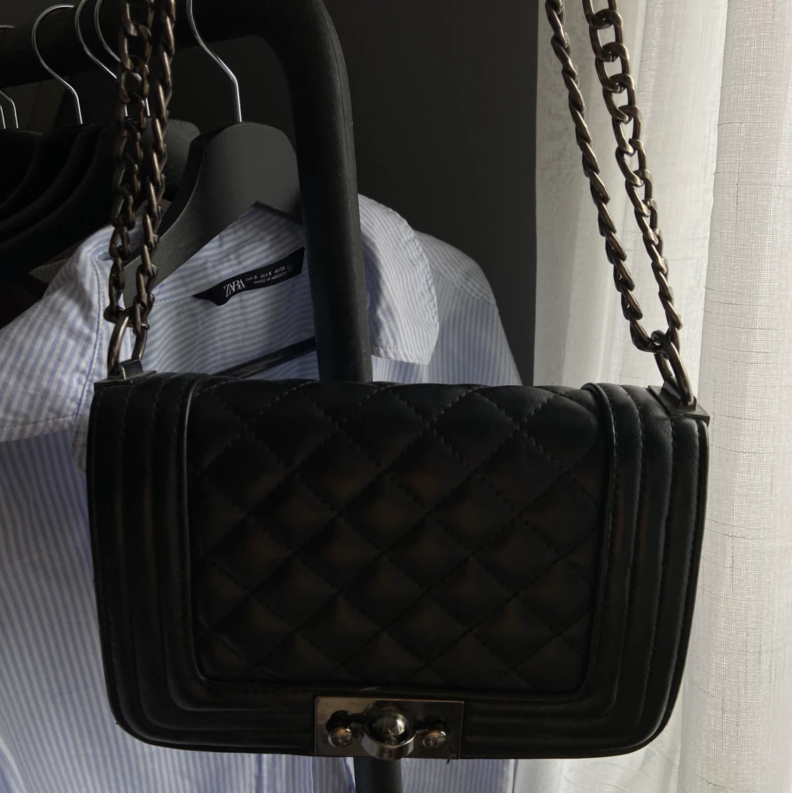 Svart väska med kedja