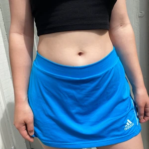 Adidas kjol S - Blå Adidas träningskjol, storlek S, skulle nog passa M också. Skjorts på insidan.
