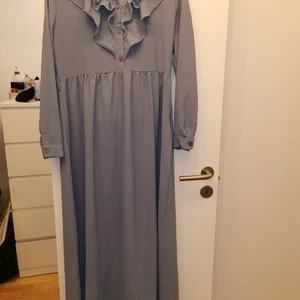 Lång blå klänning med bälte till midjan  - Köpte klänningen utomlands, ej genomskinlig, luftig och perfekt för sommaren. Klänningen är i nytt skick 