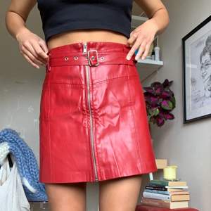 Röd kjol i imitationsläder med silvriga detaljer. Kommer tyvärr inte till användning pga inte riktigt min stil. Perfekt till sommaren 💘 Frakt tillkommer! 