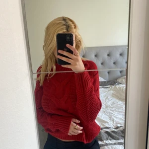 Fin och mysig stickad röd tröja  - Supermysig stickad