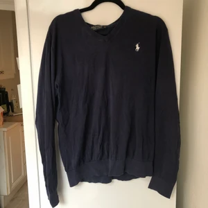 Polo golf-tröja - V-ringad polotröja I bra skick, lös passform