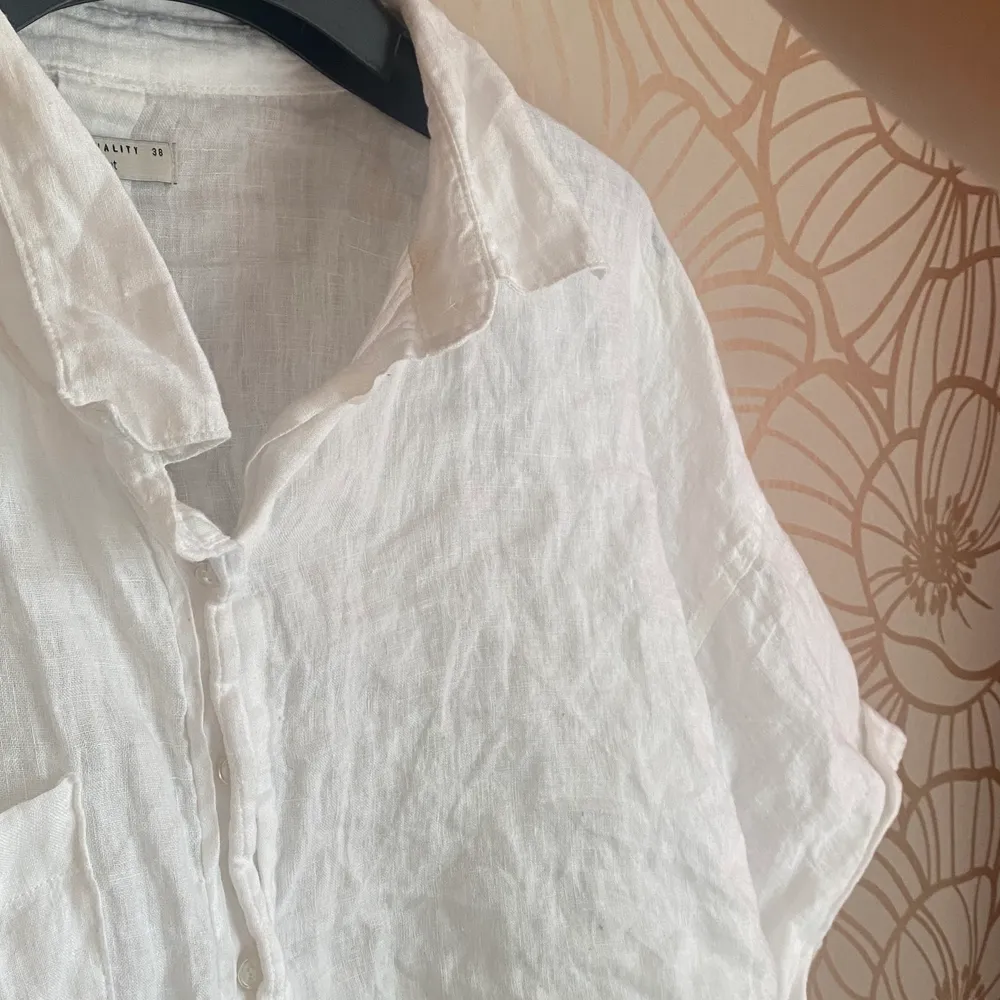 En mycket fin vit linneskjorta från Gina Tricot som är kortärmad. Köpt föra sommaren men blev aldrig till användning. Mycket fint linne och passar perfekt nu till sommaren. Köpte för 349 men säljer för 80 kr. Skulle säga att den passar för storlek 34. . Toppar.