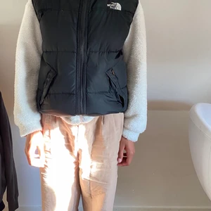 Svart North face väst (M) - Lite använd men fortfarande i mycket bra skick. Säljer för att den inte kommer till användning längre. Storlek M