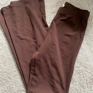 Bruna Byxor  - Ett par bruna utsvängda byxor, aldrig använda för de är för långa för mig 