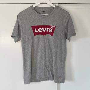 En helt oanvänd grå Levi’s t-shirt i strl M, är i perfekt skick. Kan skicka elr mötas upp, skriv om ni har frågor elr önskas fler bilder💕