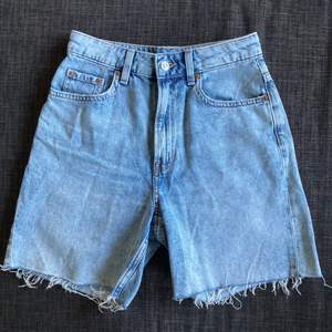 Superfina lite längre jeansshorts! Säljer då de tyvärr blivit för små. Knappt använda. Storleken är 36 men skulle säga att de snarare passar 34 då de är små i storleken. Köparen står för frakt💙