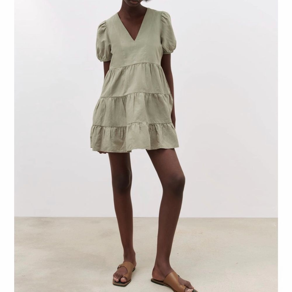 Säljer superfin grön zara klänning i storlek S!❤️  säljs inte längre❤️ köp direkt för 300 kr❤️ använd 1 gång❤️. Klänningar.