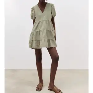 Säljer superfin grön zara klänning i storlek S!❤️  säljs inte längre❤️ köp direkt för 300 kr❤️ använd 1 gång❤️