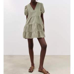 Säljer superfin grön zara klänning i storlek S!❤️  säljs inte längre❤️ köp direkt för 300 kr❤️ använd 1 gång❤️