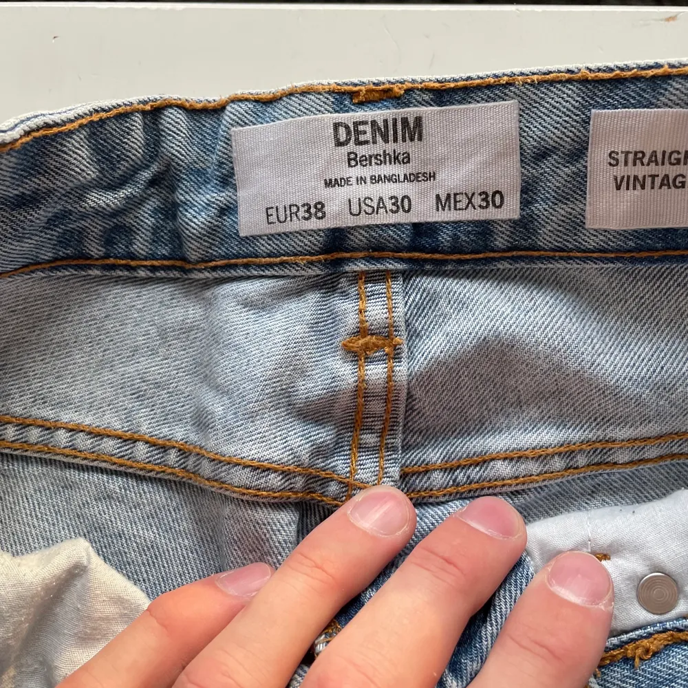 Denim jeans från Bershka. Använda 1 gång. Straight cut men inte vida.. Jeans & Byxor.