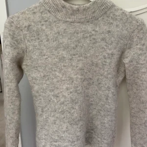 Storlek s - En jätte fin stickad tröja från acne i storlek s. Nästan aldrig använd. Frakten kostar 66kr