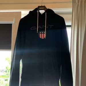 Gant - Säljer min ganthoodie som är köpt på pondus för 1200. Väldigt fint skick. Används tyvär inte längre därav vill jag sälja den. Frakt ingår i priset🥰