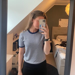 randig tshirt - jätte mjuk blå och vit randig tshirt från zara med knappar på axlarna. köparen står för frakt