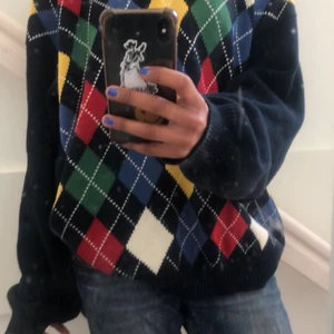 Vintage tröja 💌 - Säljer denna coola stickade sweatshirt köpt second hand. Säljer då det inte riktigt är min ”stil” länge. Superfint skick! Vet inte riktigt vilken storlek men den är owersize på mig som är 166. Hör av er vid intresse. <3