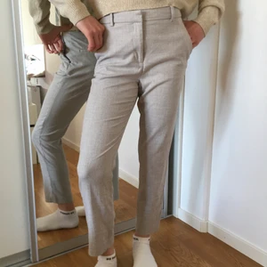 Kostymbyxor - Ankellånga kostymbyxor i storlek 34. Perfekta till sommaren men också till andra årstider. Säljer för att dom inte kommit till användning. 