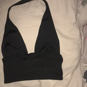 topp  - En topp från hm, den är i väldigt bra skick då jag har använt den fåtal gånger. säljer den då den inte är i min stil och vill inte ha kläder som bara ligger utan de är bättre att nån annan får användning av den. pris kan diskuteras. obs ni står för frakt 