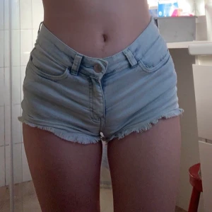 XS Shorts  - Made in Bangladesh. Size; EUR 36 US 6 CN 165/68A MX 6 Mina fav shorts. Kontakta mig för mer info. Kan träffas och ta kontant betalning för dig som inte har kort eller om du har nån annan anledning går det bra ändå. ❤️
