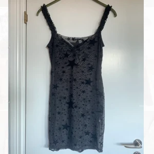 Meshklänning - Stretchig meshklänning i strl 38/40. Fungerar som oversize om man justerar axelbanden. Oanvänd. Kan skickas som brev (13:-).🌻 