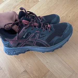 Really good condition. Just wore it the past season max 10 times. Very comfortable sole, goretex so waterproof. Perfect for Sweden.  Size : EU 39, 24.5cm (good fit for those who are 38) #outdoor #gtx #goretex