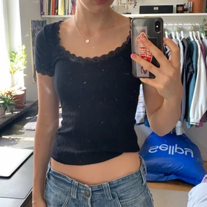 T-shirt med spetsdetaljer - Superfin tshirt med spetsdetaljer som aldrig har kommit till användning, prislappen finns kvar!