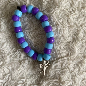Armband - Fint lila blått armband med en detalj i mitten💙Passar alla storlekar (strechigt band) 10kr+frakt (13kr) OBS! Man får med något extra!🥰