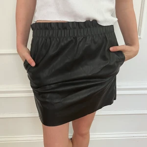 skinnkjol stl S - storlek: passar S & M. stretchigt material. möts upp i stockholm eller fraktar 🖤