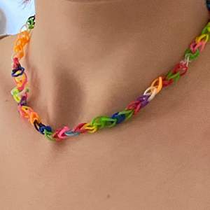 Jätte fint somrigt halsband gjorda av loombands🤍jätte fina somriga somriga färger! 20kr+frakt💗