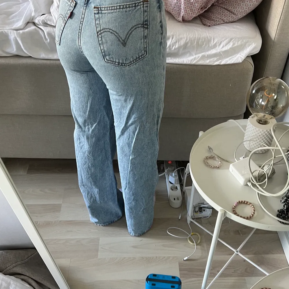 Fina Levis jeans i modellen wide leg, i väldigt fint skick, nypris 1250 kr ish , säljer för 300+ frakt💓💓 storlek 23 passar mig som är 160 ish💓💓. Jeans & Byxor.
