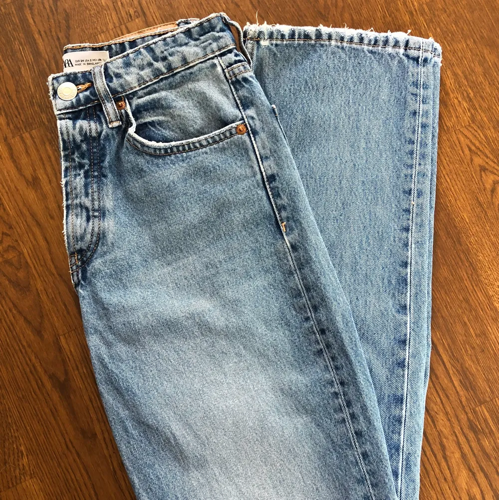 Så snygga Zara jeans i storlek 34. De är långa och går ner till foten på mig som är 180 och modellen är midrise full lenght straight leg. De finns inte längre på hemsidan och är i fint skick💕 nypris 399 kr💖. Jeans & Byxor.