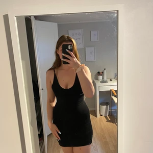 H&m - Super fin klänning från h&m som tyvärr är lite för liten. Storlek xs. Frakten ligger på 51kr