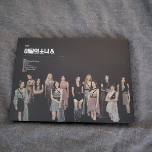 Loona [&] - Loona album allt i bilderna ingår (2 stickers är använda). CDn är aldrig spelad
