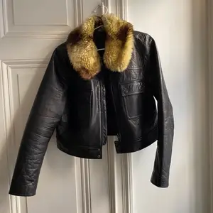 Skinnjacka med faux fur krage från other stories. Otrolig men kommer aldrig till användning. Märkt med storlek 42 men skulle säga att den är mycket mindre, kanske 38. Nypris 2500.