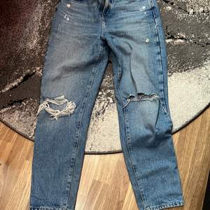 Säljer dessa snygga jeans ifrån zara, de är använda 2 gånger, har snygga slitningar som detaljer och är väldigt snygga, de är i storlek 36, säljer de för 200+frakt.
