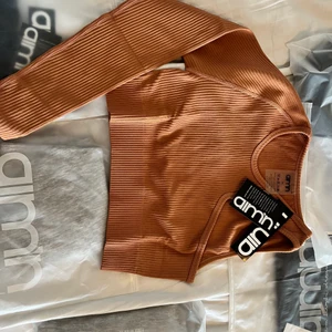 Top  - Helt ny. Oanvänd. I sin förpackning med alla papper kvar på. Denna vara säljs inte längre i butik.  Finns en i storlek S och en i M 