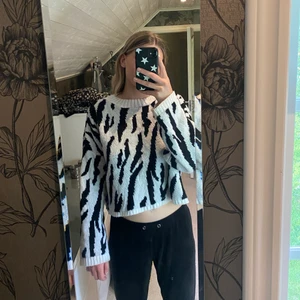 stickad tröja  - En stickad tröja i zebra mönster från madlady i storlek M, men passar xs- M eller större eftersom det är en kortare tröja.