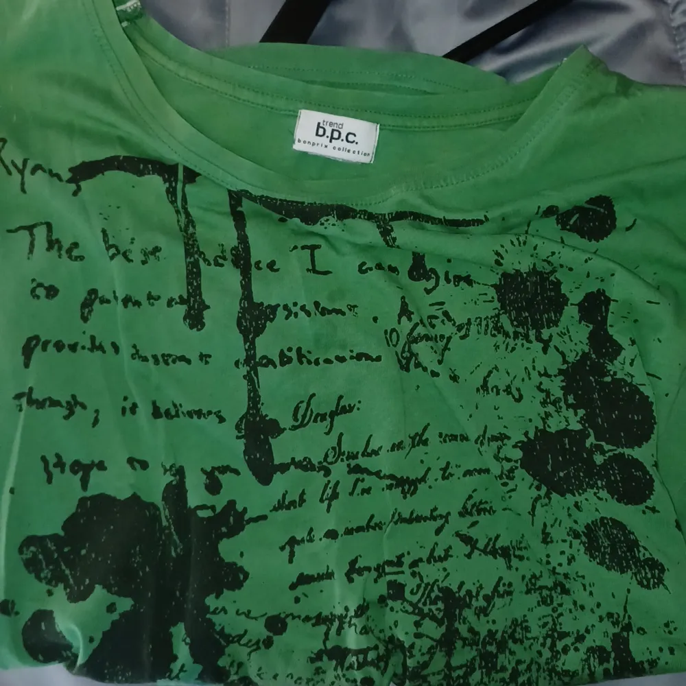 As ball grön tröja med text på. Säljer då den inte kommer till användning längre, den passar nog från s till l beroenfe på hur man vill ha passformen💕. T-shirts.