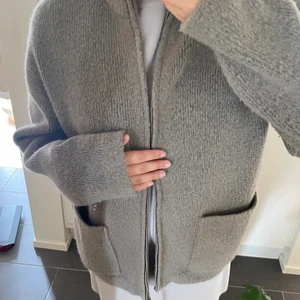 Stickad kofta - Stickad kofta från Saras herravdelning, jätteskön i materialet! Frakt ingår💓