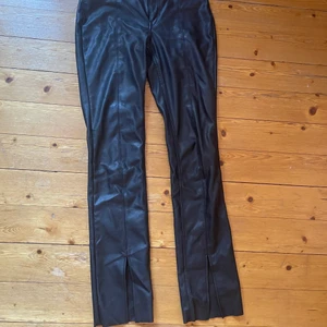 Fejkläder byxor - Fejkläderbyxor med slits framtill vid fotändan. Använt skick 