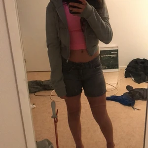 Grön kofta  - Fin skick använt 1 gång. Den ska vara liten. Men säljer den då jag inte tycke om modellen 