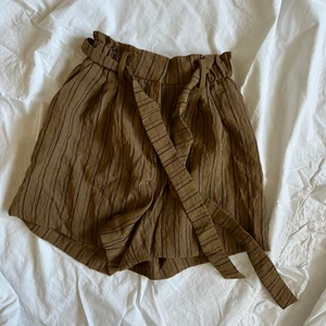 Randiga shorts  - Randiga shorts från HM i storlek 36. Bandet går att ha av eller knytas i midjan. 