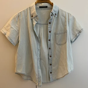 Skjorta från Brandy melville - Skjorta i jeansimitation. Har liten foundationfläck vid kragen. One size men liten i storleken.