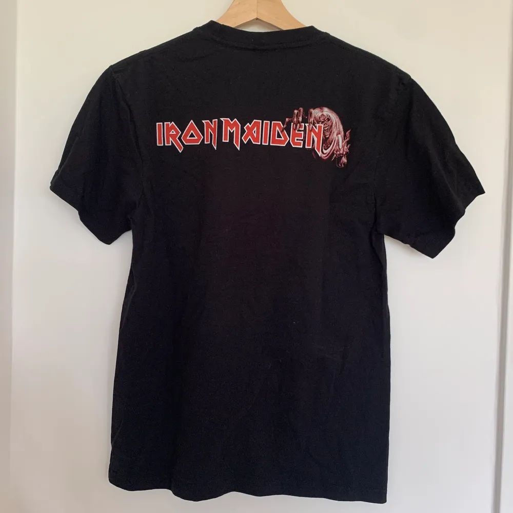 Iron Maiden, tvåsidig t-shirt i storlek M. Aldrig använd. Säljer då den är för liten och tycker någon annan ska gå ut och rocka den istället.. T-shirts.