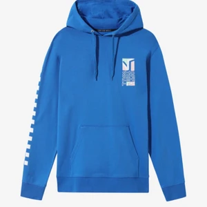 Vans hoodie - En blå vans hoodie, använd ett fåtal gånger. bra skick, lånade bilder men vid intresse så kan jag skicka egna bilder på hoodien😁  250kr + frakt