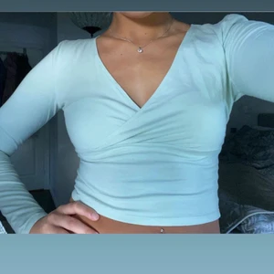 Topp  - Säljer en somrig topp från Hollister i storlek M. Köptes för 300kr och har endast kommit till användning 1 gång. Nyskick! 💓