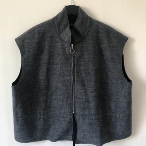 Ullväst  - Ullväst med dragkedja. Super fin och varm. Nästan aldrig använd. Stl M, oversize på en S/M. 